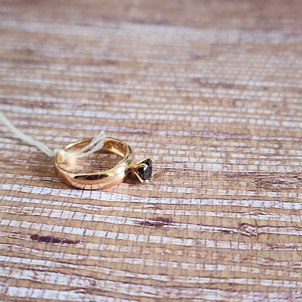 Elegant Gold Ring with Black Stone - Picture 3 of 7